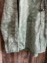 Load image into Gallery viewer, Bandana Pearl Snap {Green}