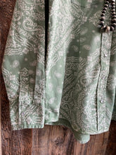 Load image into Gallery viewer, Bandana Pearl Snap {Green}