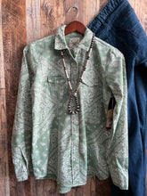 Load image into Gallery viewer, Bandana Pearl Snap {Green}